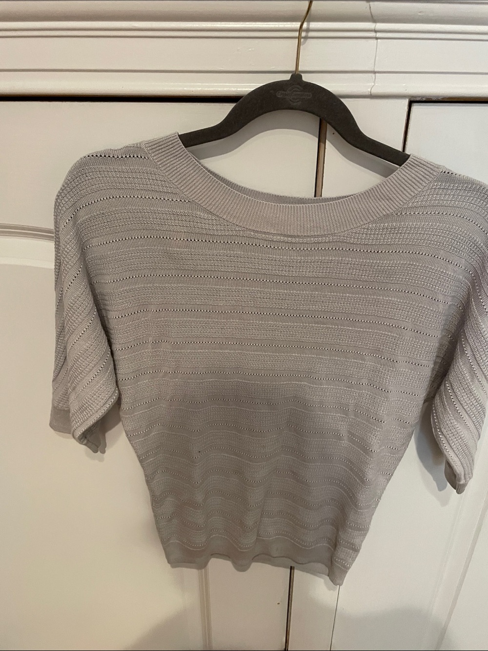 New York & Company Light Gray Short-Sleeve Knit Top